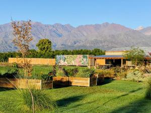 Vista FloresDobe Lodge的一座花园,位于一座以山为背景的建筑前方