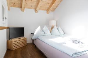 Postel nebo postele na pokoji v ubytování Chuenislodge3 neu&stilvoll, 2Balkone, echtes Bijou mit top-Aussicht