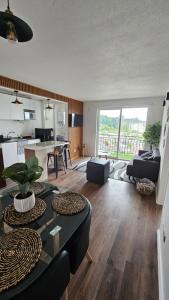 a living room with a couch and a table at Departamento 2 dormitorios vista al lago in Villarrica