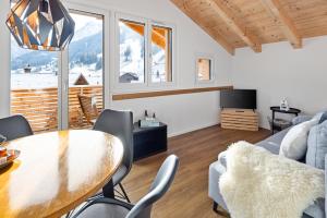 TV a/nebo společenská místnost v ubytování Chuenislodge3 neu&stilvoll, 2Balkone, echtes Bijou mit top-Aussicht