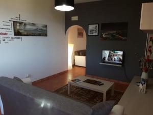 un soggiorno con un divano e un tavolo di La Casa del Sole a Vico Equense