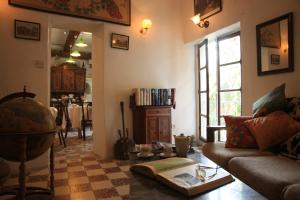 - un salon avec un canapé et une table dans l'établissement Maison De L'Orb, à Béziers