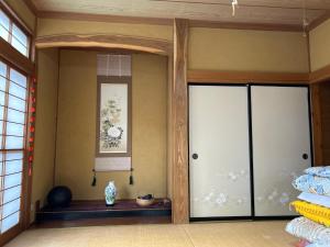 une chambre avec deux portes en verre et une fenêtre dans l'établissement 民宿とまとハウスTomato House, à Funehiki