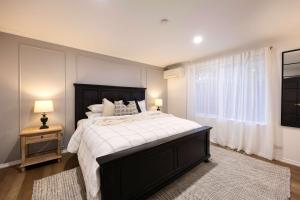 Ένα ή περισσότερα κρεβάτια σε δωμάτιο στο The Meadow Yarra Valley Large Entertainer with Spa & Sauna