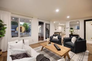 un soggiorno con due sedie e un tavolo di The Meadow Yarra Valley Large Entertainer with Spa & Sauna a Yarra Glen