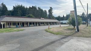 una calle vacía frente a un edificio en Seadrift Motel & RV Park, en Lakeside