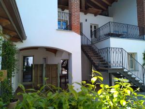 una vista exterior de un edificio con escaleras y plantas en Acini Sparsi, en Montalenghe