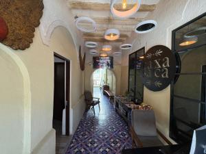 ein Restaurant mit einem langen Flur mit Tischen und Stühlen in der Unterkunft Casa Xaca in San Miguel de Allende