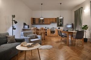 un soggiorno con un divano e un tavolo di White Swan Boutique Apartments a Praga