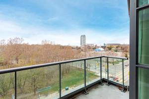 un balcone con vista su una strada di Bright & Spacious 2-BR Condo Near TOs Waterfront a Toronto