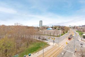 vista aerea di una città con strada di Bright & Spacious 2-BR Condo Near TOs Waterfront a Toronto