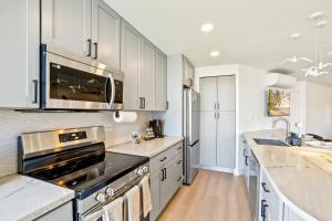 Η κουζίνα ή μικρή κουζίνα στο Elegant Oceanfront with Pool & Hot Tub in Maui Sunset +56 φωτογραφίες