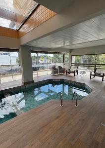 Басейн в Apartamento executivo Particular або поблизу