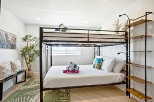 Ένα ή περισσότερα κρεβάτια σε δωμάτιο στο Elegant Oceanfront with Pool & Hot Tub in Maui Sunset