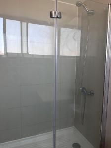 El CerrilloDepto en Viña del Mar Mariposa 2 suites的浴室里有玻璃门的淋浴间 更多6张照片