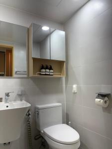 Un baño blanco con inodoro y lavabo. en 温馨小屋Cozy House, en Incheon 47 fotos más