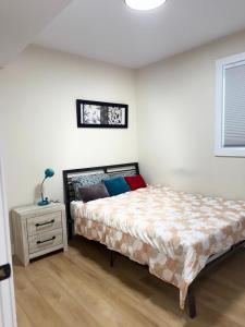 Un dormitorio con una cama y una mesita de noche. en Isabella's Dome, en Hammonds Plains