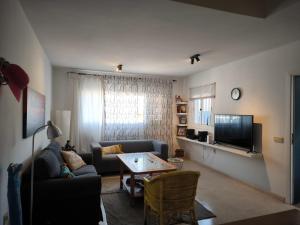 莫罗德哈布雷Acogedoras Habitaciones Privadas zona Costera Wifi的客厅里有一张沙发和一张桌子。