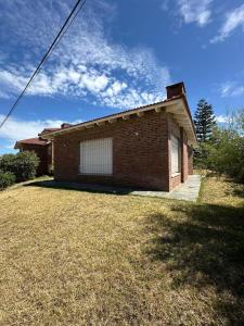 una casa in mattoni con garage in un cortile di Juana Pinamar a Ostende