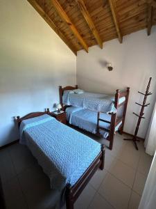 una stanza con due letti in una stanza di Juana Pinamar a Ostende