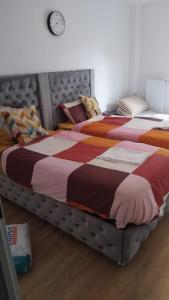 克拉马Building carré d eden的卧室里有两张并排的床