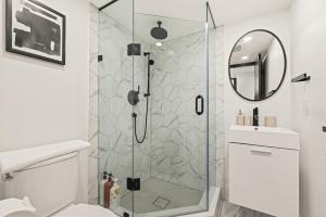 un bagno con doccia con porta in vetro di Bright 1Bedroom Escape in Torontos West End a Toronto