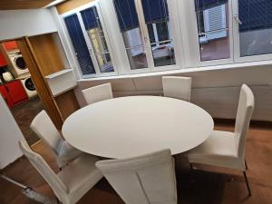 Khu vực ghế ngồi tại Privat Grosse Zimmer-Merkur- in Altstadt Chur +1 ảnh