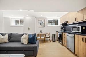 un soggiorno con divano grigio in cucina di Bright 1Bedroom Escape in Torontos West End a Toronto