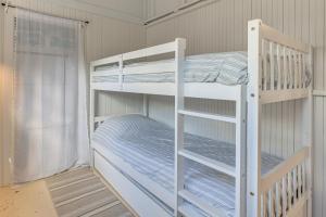 Postel nebo postele na pokoji v ubytování Steps to Beach Timeless Lower Cape Cottage