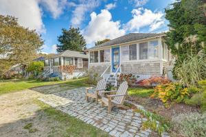 Zahrada ubytování Steps to Beach Timeless Lower Cape Cottage