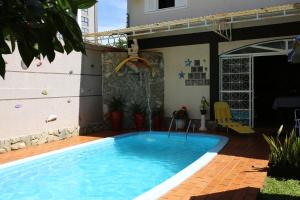 a swimming pool in the backyard of a house at Casa com PISCINA no CENTRO - Estacionamento PRIVATIVO - 650m do Shopping JL in Foz do Iguaçu
