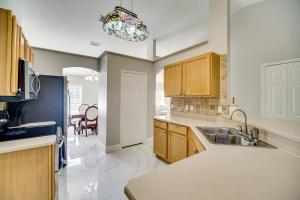 Kuchyň nebo kuchyňský kout v ubytování Spacious Home with Yard 8 Mi to Wabasso Beach