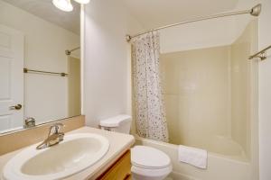 Koupelna v ubytování Spacious Home with Yard 8 Mi to Wabasso Beach + 17 fotografií