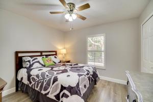 Postel nebo postele na pokoji v ubytování Spacious Home with Yard 8 Mi to Wabasso Beach