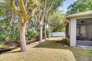 Zahrada ubytování Spacious Home with Yard 8 Mi to Wabasso Beach