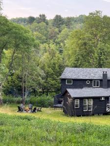 Fotografie z fotogalerie ubytování The Black Bear Cottage with tiny house & hot tub v destinaci Livingston Manor