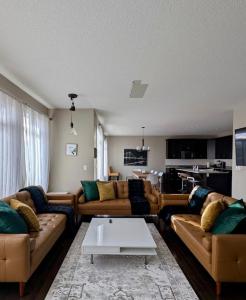 艾尔德里Waterfront Home, Fireplace, 90 min to Banff的带沙发和咖啡桌的客厅