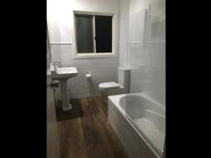 Koupelna v ubytování Creekside at Hat Head - 7 Creek Street