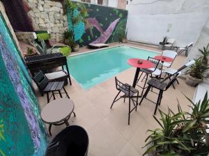 eine Terrasse mit Tisch und Stühlen neben einem Swimmingpool in der Unterkunft Casa Milenium in Monterrey