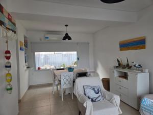 a living room with a table and a dining room at Miro del Mar in Puerto Pirámides