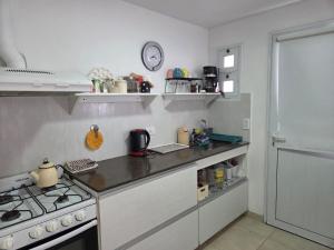 a kitchen with a stove and a counter top at Miro del Mar in Puerto Pirámides