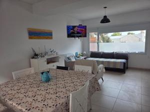 a living room with a table and a couch at Miro del Mar in Puerto Pirámides
