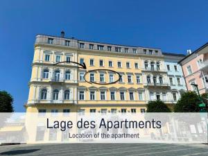 een groot geel gebouw met de woorden large des apartments locatie van het appartement bij Suite Marie Antoinette, Blick auf den Stadtplatz, Traunseeblick - ideal für Paare und Kulturinteressierte in Gmunden +24 foto's