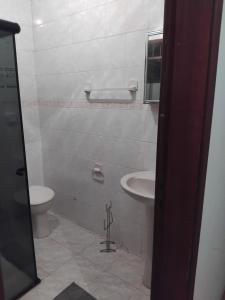 une salle de bains avec toilettes et lavabo dans l'établissement Edifício solar de Piuma, à Piúma 28 autres photos