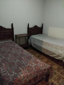 deux lits côte à côte dans une pièce dans l'établissement Edifício solar de Piuma, à Piúma