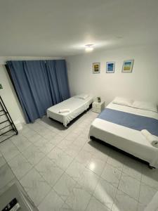 Ένα ή περισσότερα κρεβάτια σε δωμάτιο στο Habitación cerca al aeropuerto 1