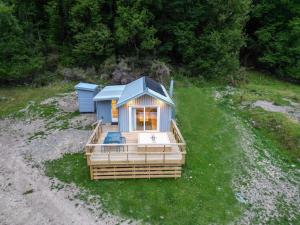 a small house sitting on a field of grass at Mataura River Hideaway in Ardlussa