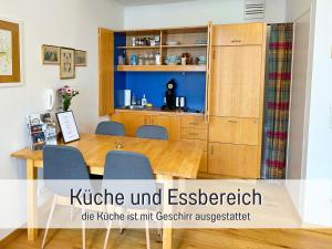 a kitchen with a dining table and a cabinet at Suite Marie Antoinette, Blick auf den Stadtplatz, Traunseeblick - ideal für Paare und Kulturinteressierte in Gmunden