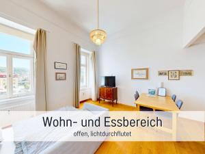 TV a/nebo společenská místnost v ubytování Salzkammergut Homes Gmunden - Suite Marie Antoinette, Blick auf den Stadtplatz, Traunseeblick - ideal für Paare und Kulturinteressierte