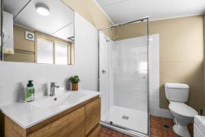 Et badeværelse på Mandys Cottage - 7 Memorial Avenue South West Rocks + 9 billeder